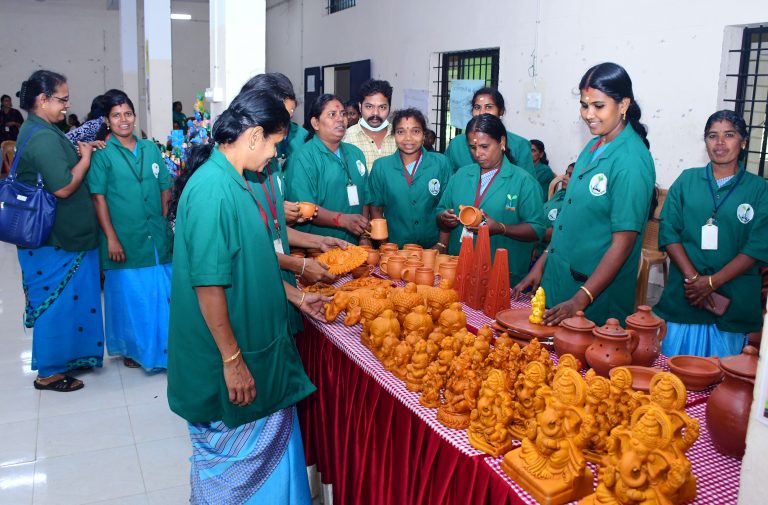 ഹരിതകര്_മ്മസേന ജില്ലാതല സംഗമം-ആദ്യ ദിനത്തില്_ നടന്ന പ്രദര്_ശനമേള 3