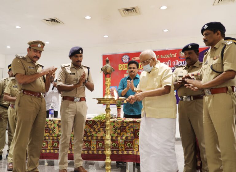 ലഹരി വിരുദ്ധ ബോധവത്ക്കരണ ശില്_പശാല മന്ത്രി കെ. കൃഷ്ണന്_കുട്ടി ഉദ്ഘാടനം ചെയ്യുന്നു.