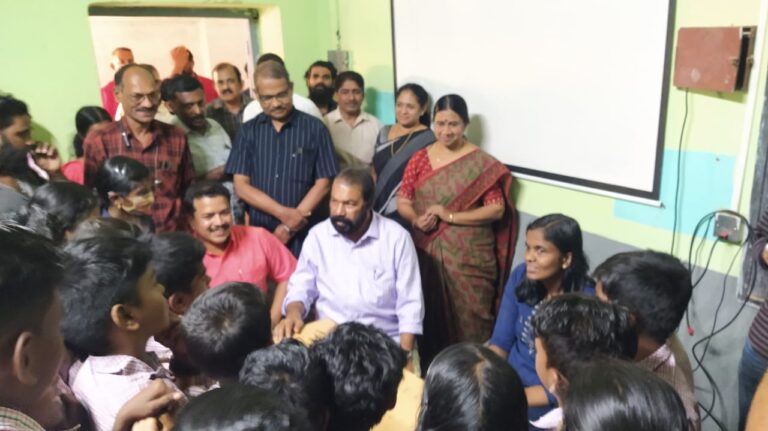 കടമ്പ് സ്_കൂള്_ ടീച്ചറെ മന്ത്രി വി.ശിവന്_കുട്ടി സന്ദര്_ശിക്കുന്നു - 2