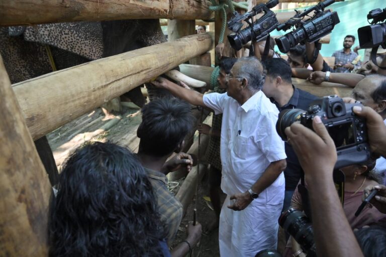 വനം വകുപ്പ് മന്ത്രി എ.കെ ശശീന്ദ്രന്_ ധോണിയില്_ എത്തി ധോണി(പി. ടി -7)യെ സന്ദര്_ശിക്കുന്നു 1